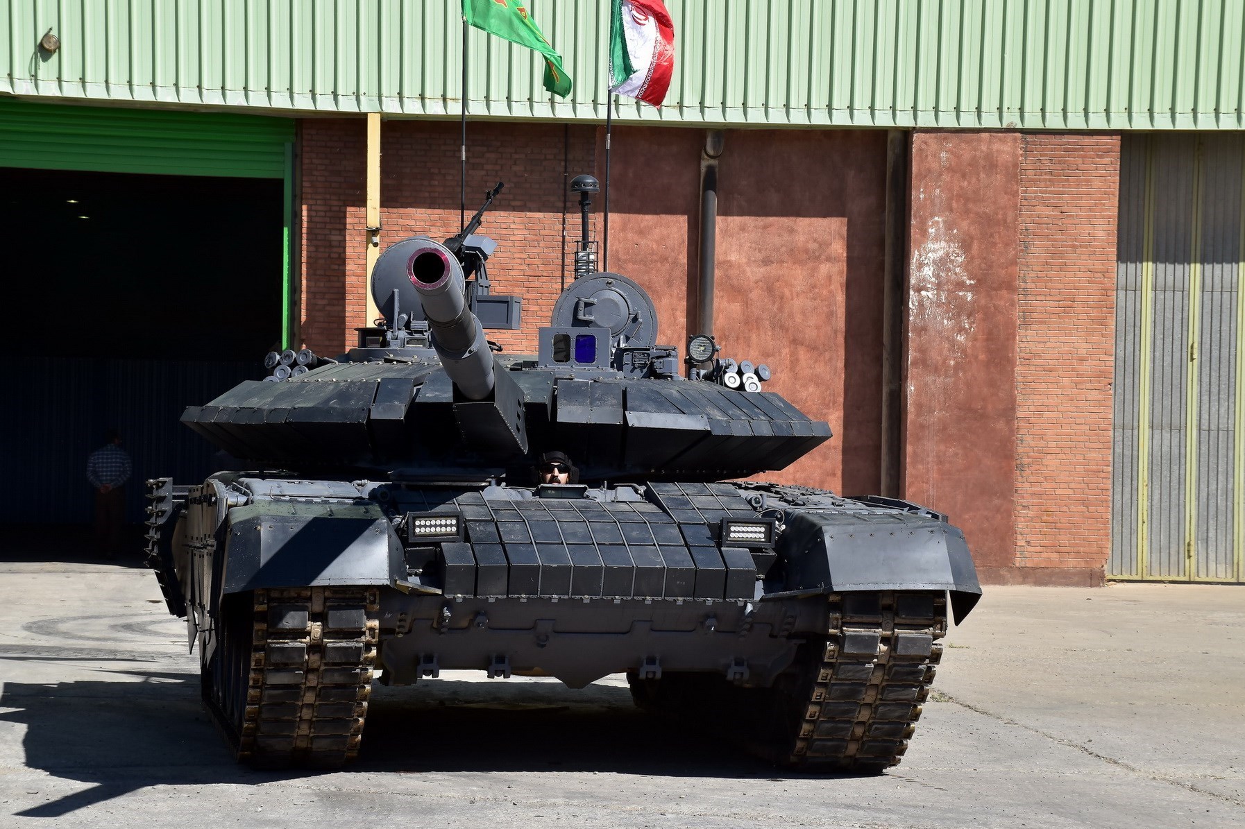 "کرار" نخستین تانک پیشرفته ایرانی رونمایی شد + ویژگی‌ها و تصاویر