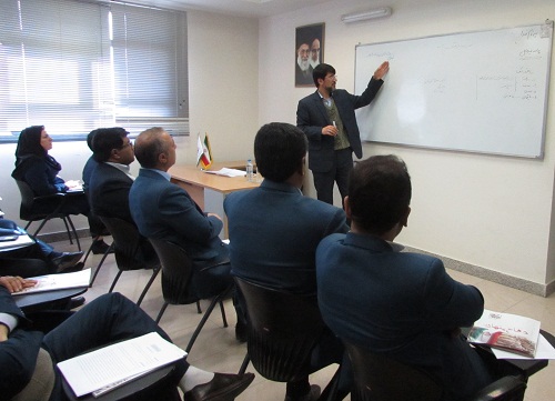 برگزاری دوره آموزشی برای مدیران شعب بانک مسکن استان در محل ساختمان مرکزی بانک مسکن در زاهدان